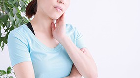 悩んでいるイメージ